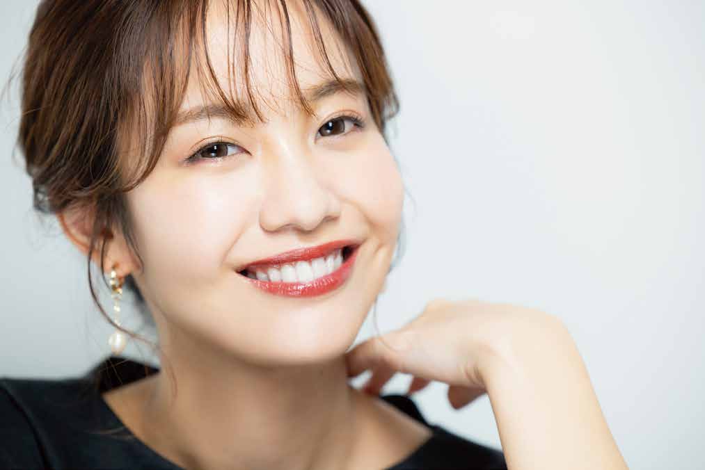 自然な笑顔の女性のイメージ